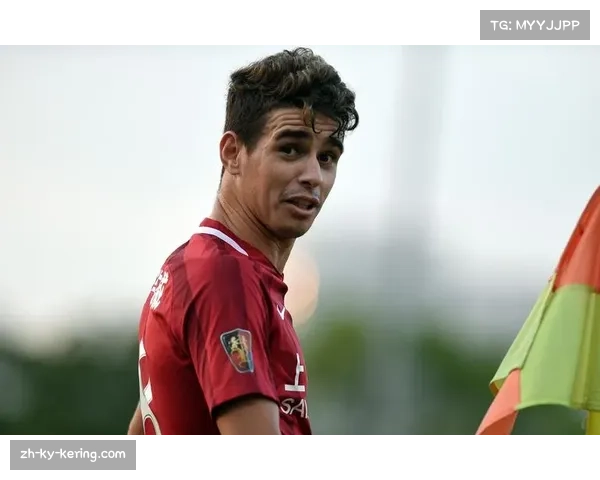 【2026年4月中超联赛·人物·特写特写:奥斯卡完成职业生涯第150次中超助攻,独自凝视纪念球衣